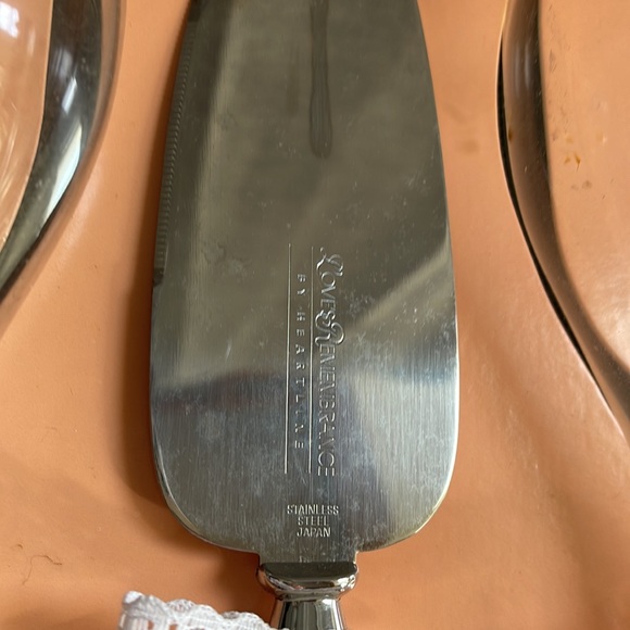 Vintage champagne wedding set - bride groom glasses & cake knife. All new in box - Picture 4 of 5